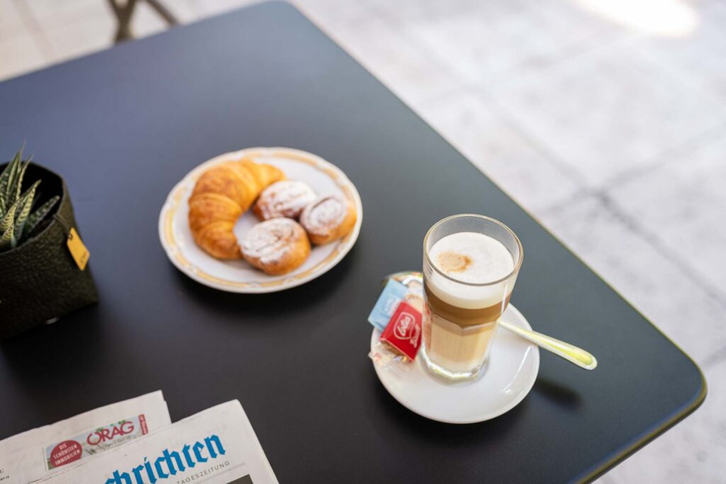 Kaffee und Gebäck auf Hotelterrasse