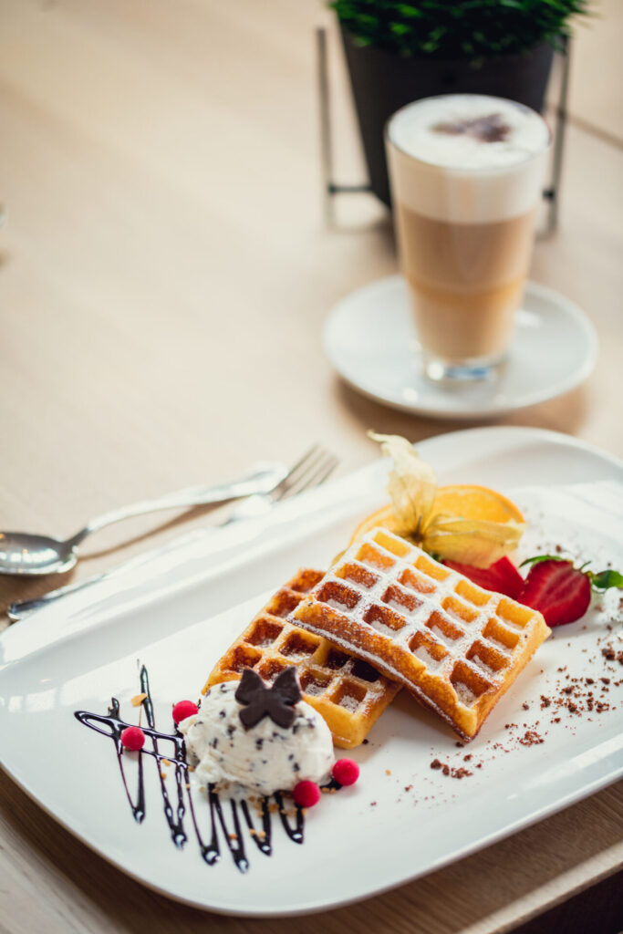 Waffeln mit Eis und Kaffee