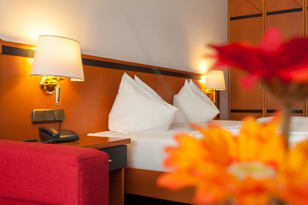 Doppelzimmer Komfort - Bett und Blumen