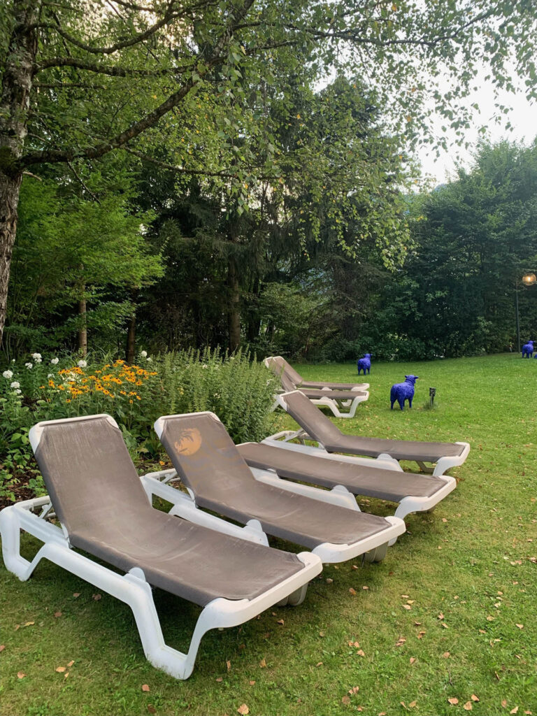 Liegen vor Garteninsel mit Schafen