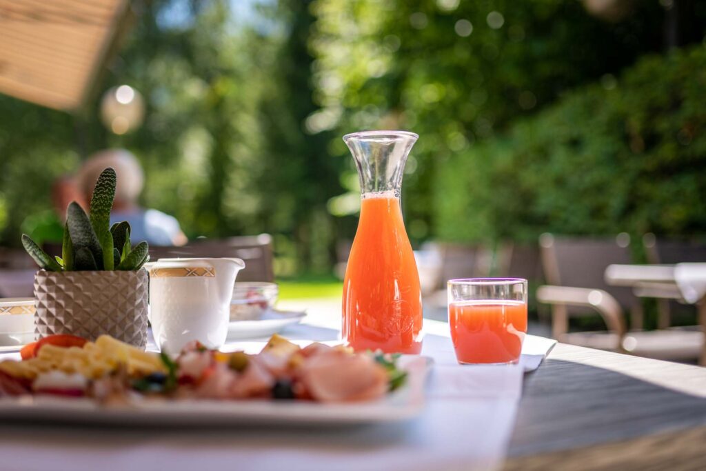 Erfrischungs-Drink und Snacks auf der Hotelterrasse