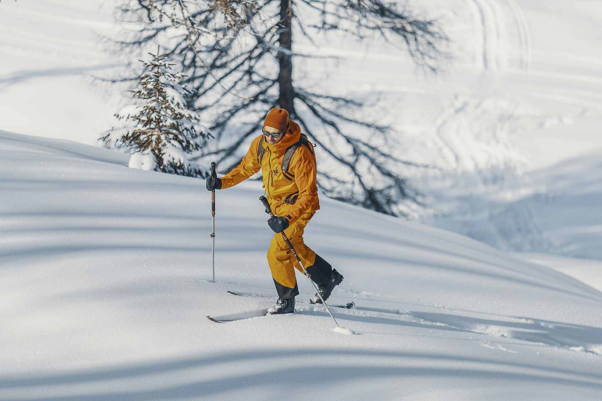 Skitouren-Spuren in Tiefschnee