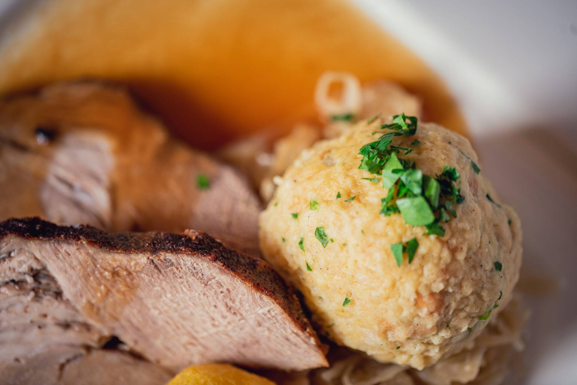 Köstliches Fleisch mit Knödel in der Mittagspause des Seminars