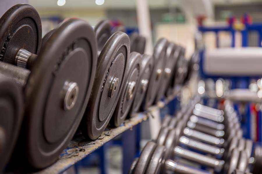 Kurzhanteln im Fitnessraum