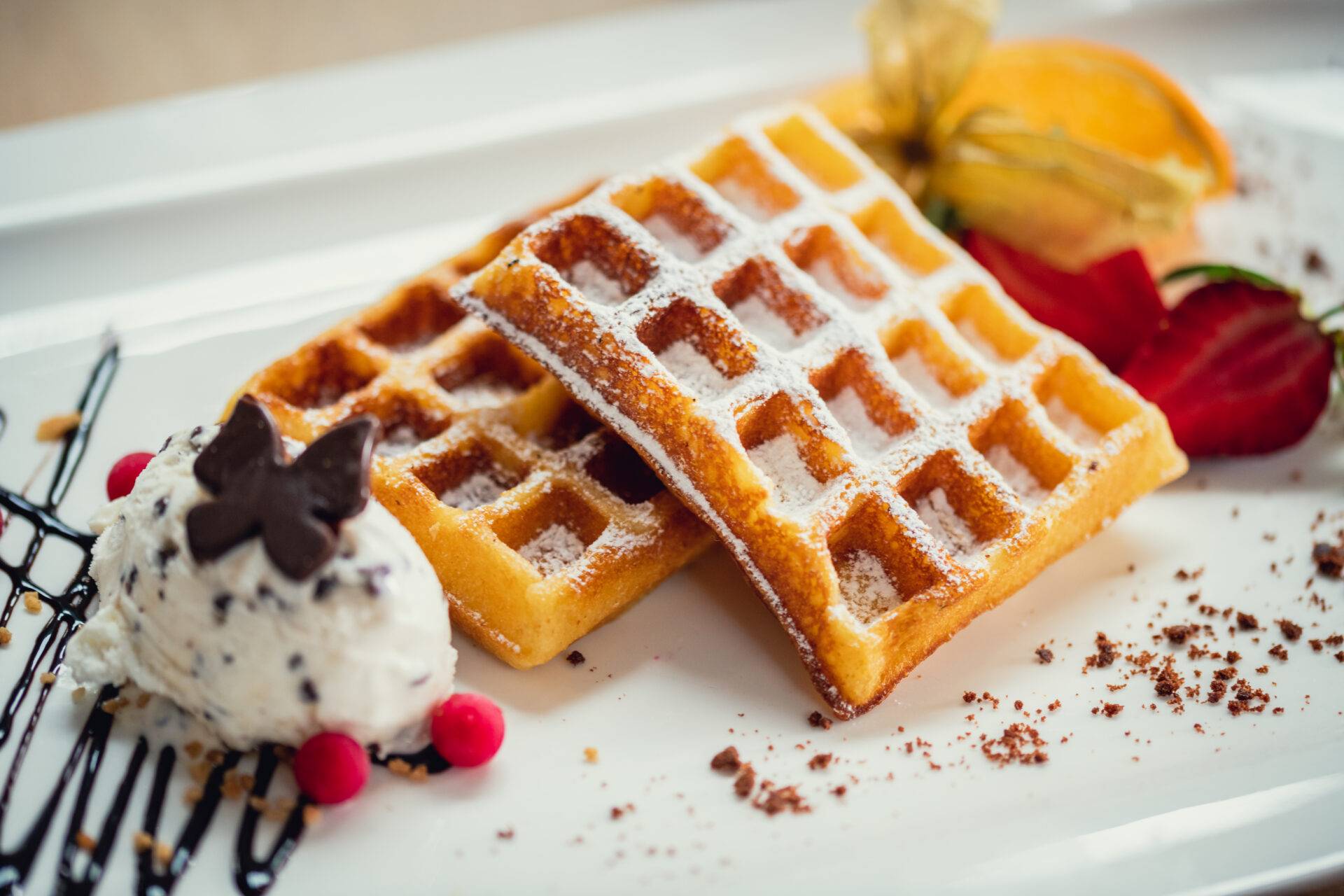 Süße Waffeln mit Stracciatella Eis als Nachtisch