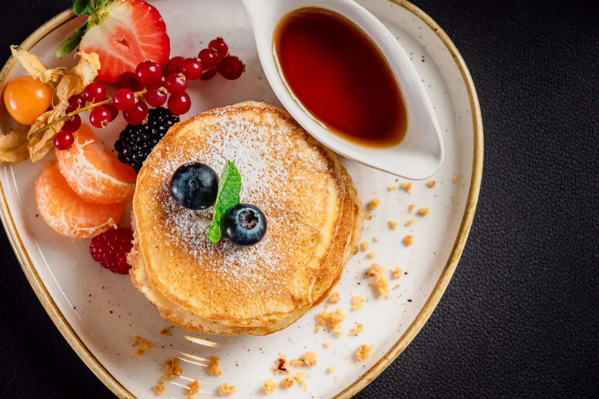 Leckere Pancakes mit Ahornsirup beim Frühstück im Hotel Alpenland