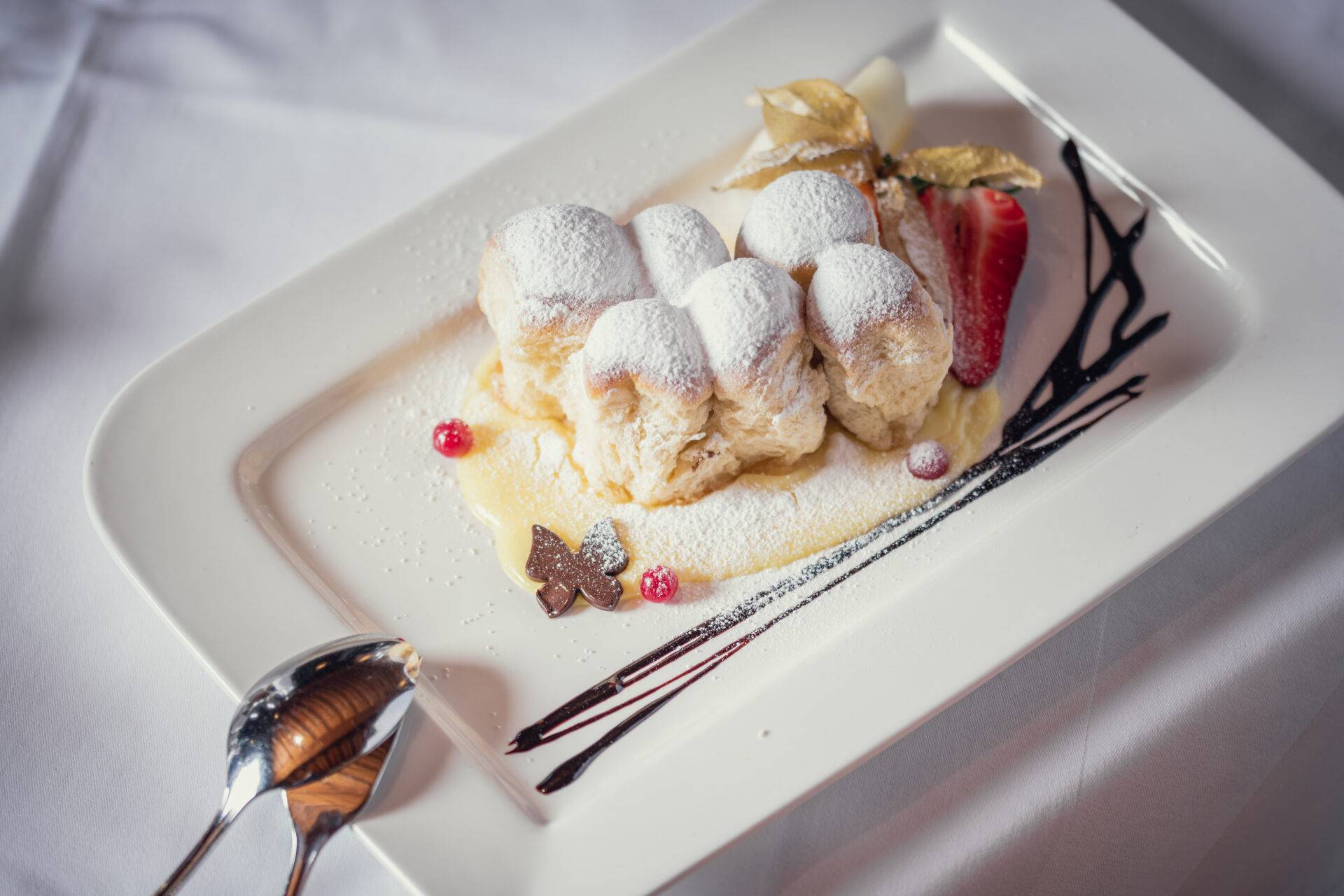 Köstliche Buchteln mit Vanillesoße als Nachspeise