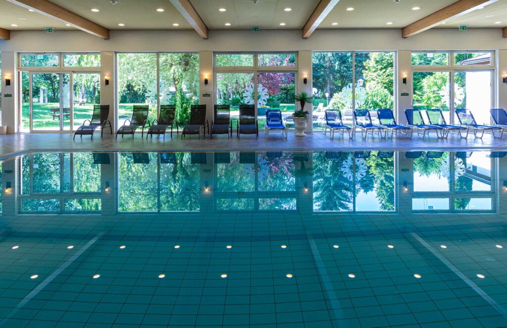 Indoor Pool des Wellnessbereichs vom 4 Sterne Hotel Alpanland in St. Johann im Salzburger Land